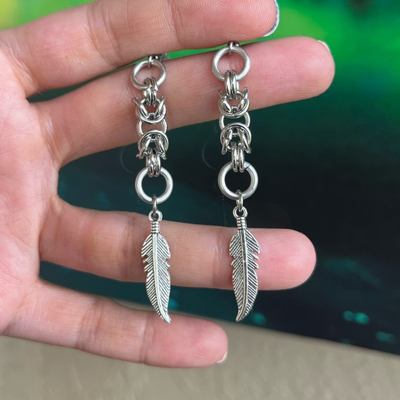 Handmade maille leaf feather dangly stainless steel post earrings boho silver - Picture 6 of 10
